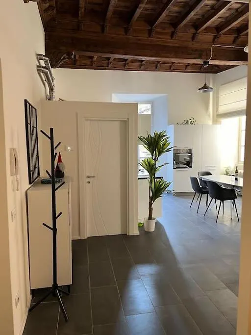 Apartment Appartamento La Dama Alla Finestra In Centro Como