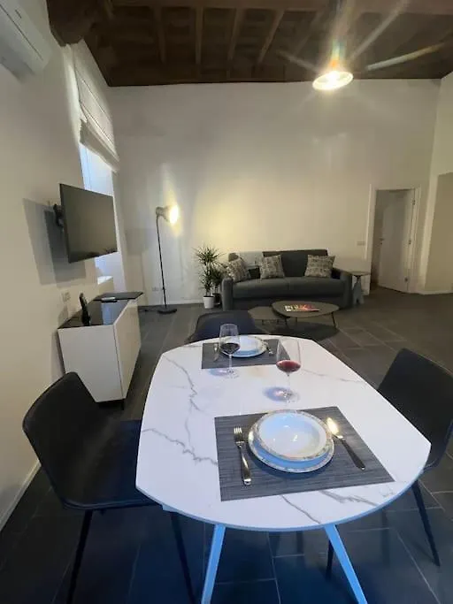 Appartamento La Dama Alla Finestra In Centro Como Apartment