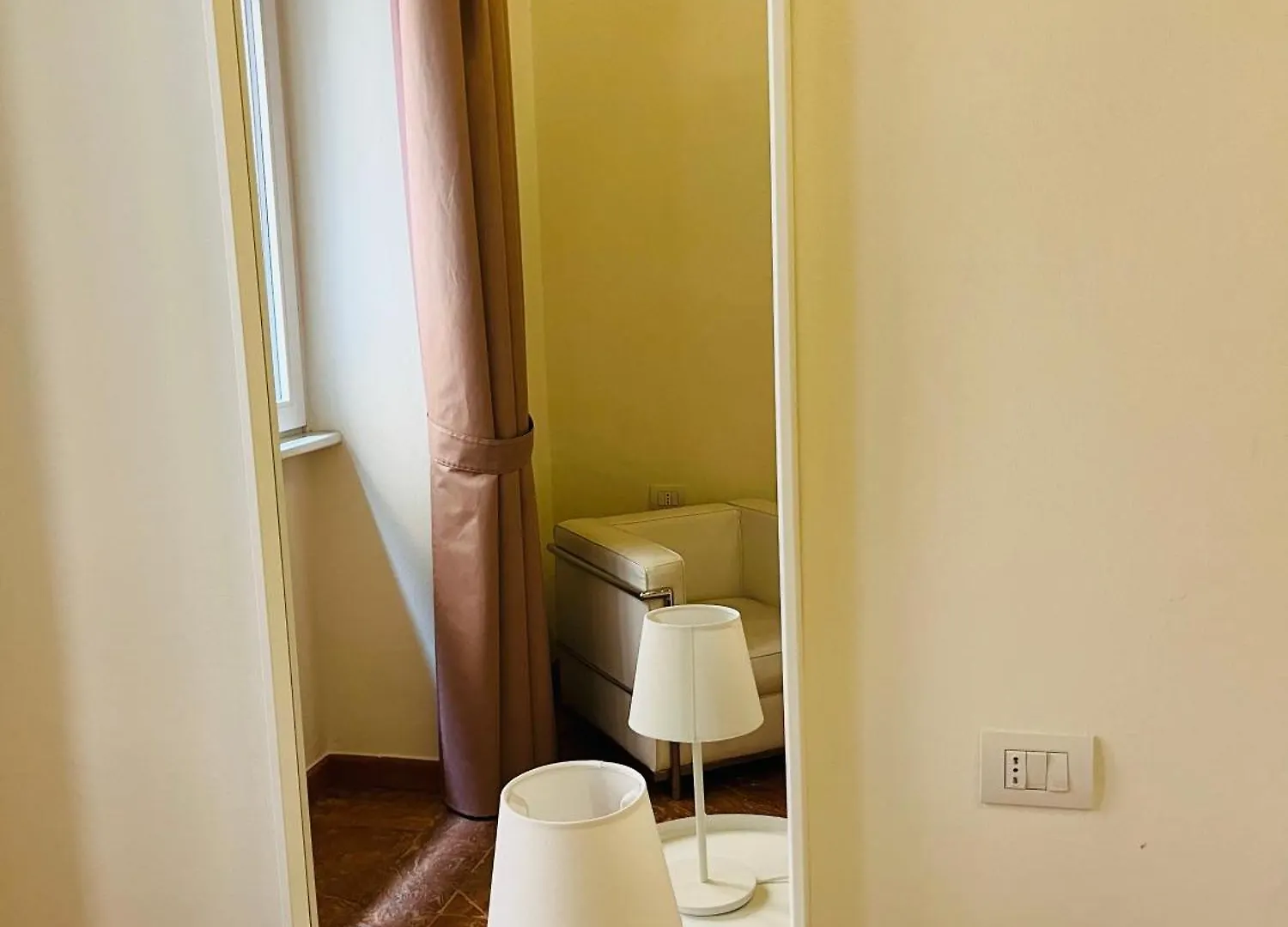 Appartamento La Dama Alla Finestra In Centro Como 0*,  Italy