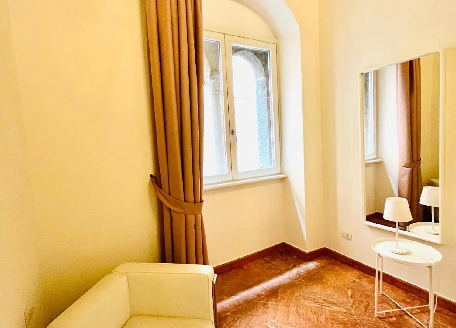 Apartment Appartamento La Dama Alla Finestra In Centro Como