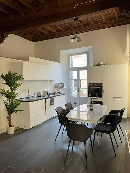 Apartment Appartamento La Dama Alla Finestra In Centro Como