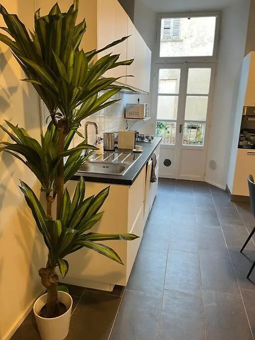Apartment Appartamento La Dama Alla Finestra In Centro Como