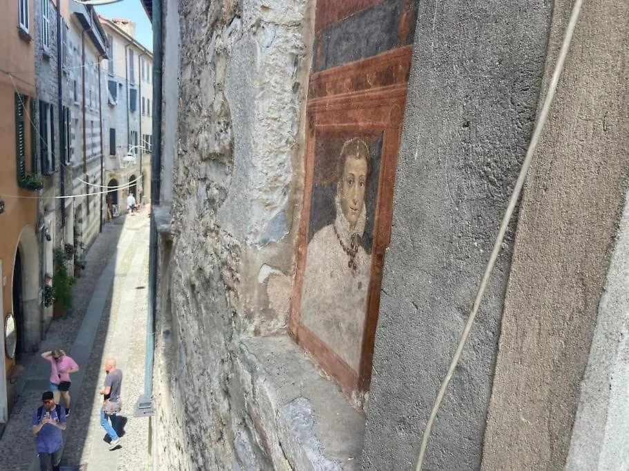Apartment Appartamento La Dama Alla Finestra In Centro Como
